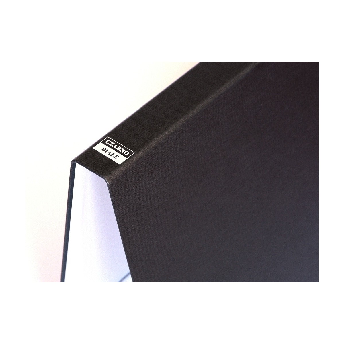 Czarno-Białe Segregator Z NAPISEM na koszulki + 25 folii na film 35 mm.