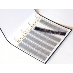 Czarno-Białe Segregator Z NAPISEM na koszulki + 25 folii na film 35 mm.